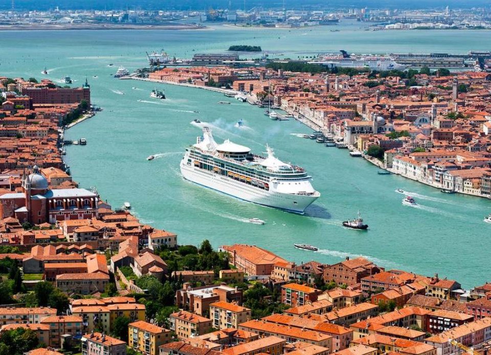 Венеция начинает брать плату с краткосрочных туристов
