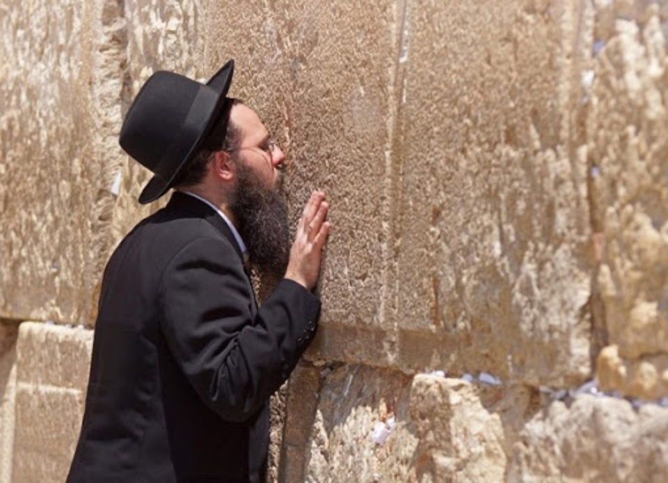 Как приходить к евреям. Стена плача Иерусалим иудаизм. Стена плача в Иерусалиме. Еврей Ортодокс у стены плача. Люди у стены плача.