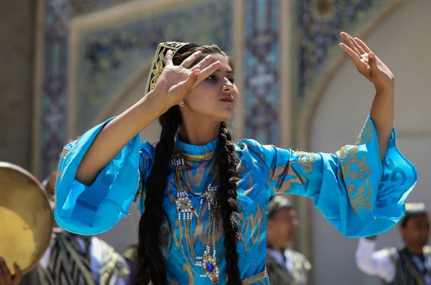 Узбекский стать. Узбекский национальный костюм. Узбекский костюм женский. Узбекская Национальная одежда женская. Узбекские национальные платья.