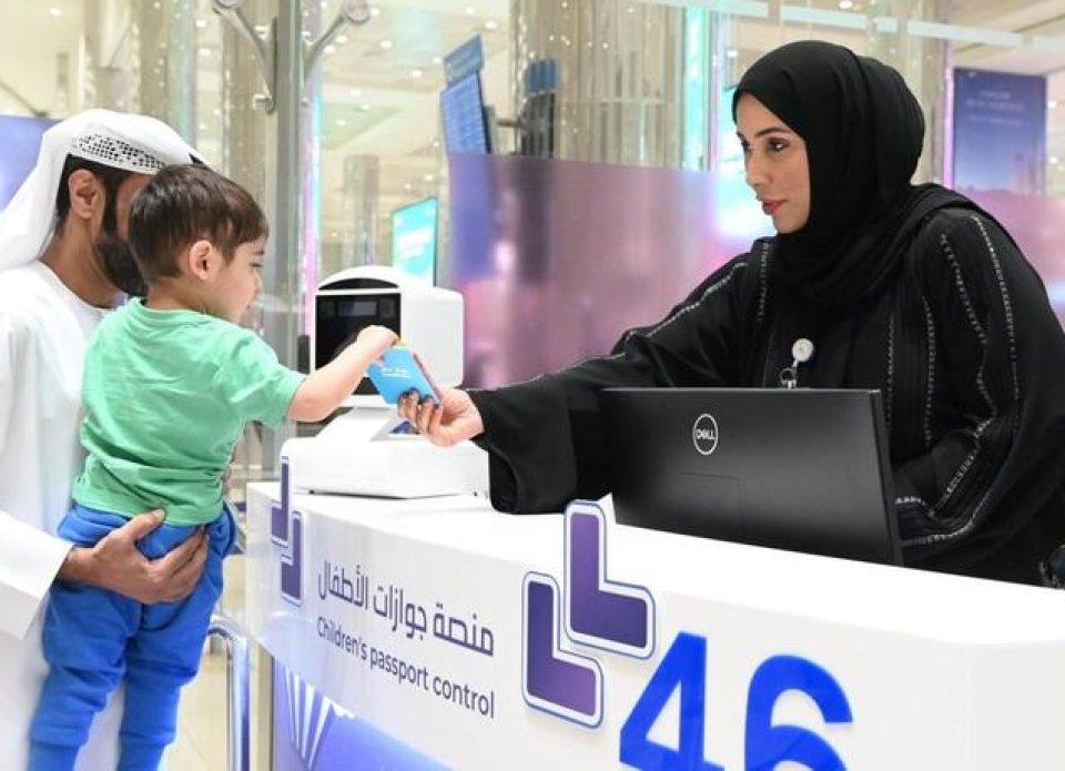 В аэропорту Дубая открыли специальные стойки паспортного контроля для детей и другие новости эмирата