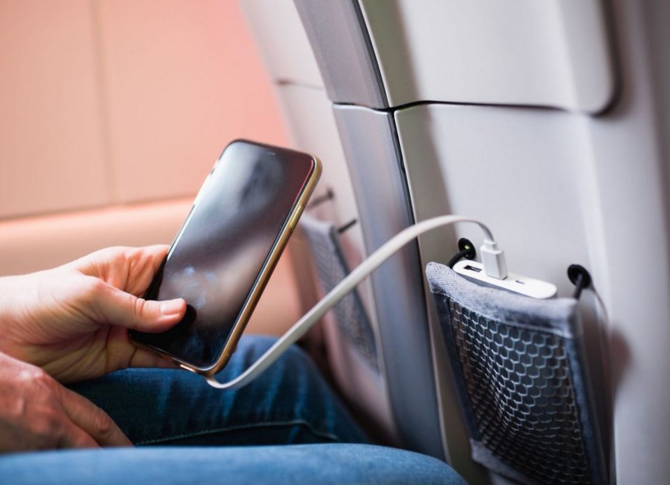 Emirates вводит запрет на использование повербанков на борту самолета