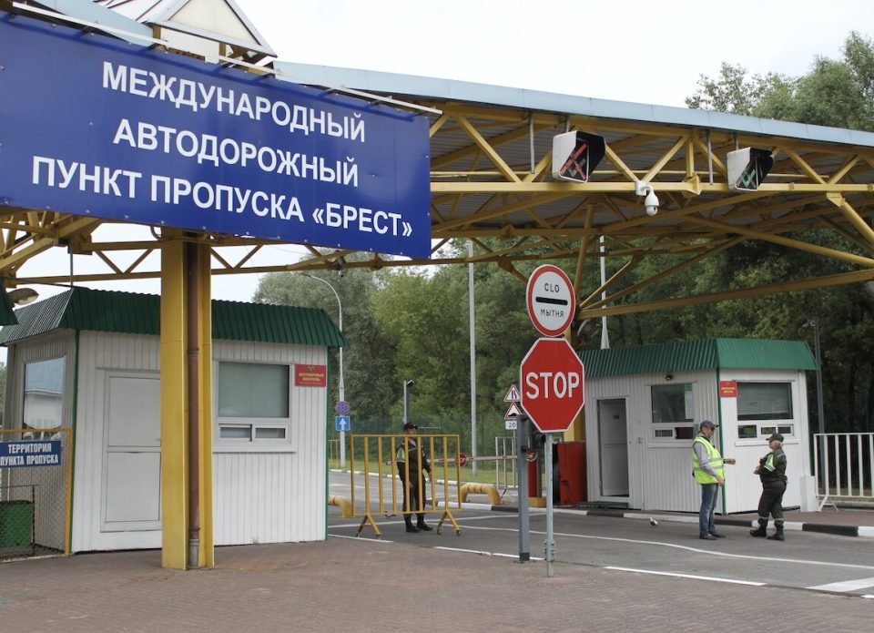 Польша вновь открывает границу с Беларусью