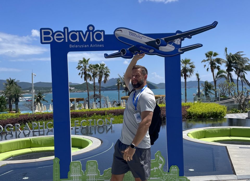 Фотофакт: в одном из известных отелей Хайнаня установлен фотостенд с логотипом «Белавиа»