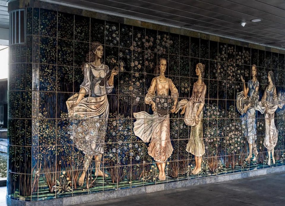 Панно «Садовницы» на фасаде гостиницы «Планета» получило статус историко-культурной ценности