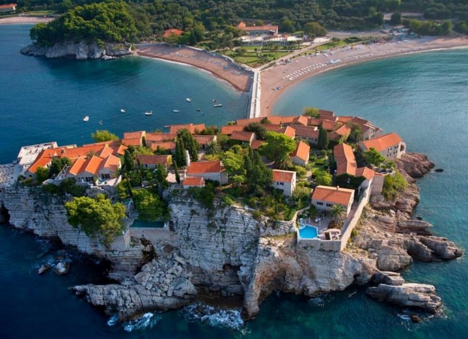 Жители Черногории требуют национализации отеля «Святой Стефан»