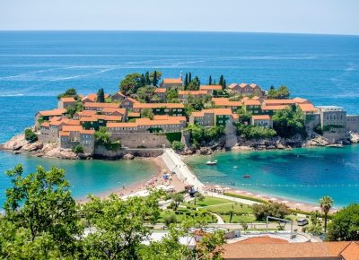 Отель Aman Sveti Stefan в Черногории откроется 1 июля 2026 года после пятилетнего перерыва