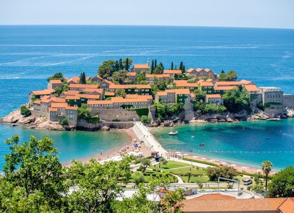 Отель Aman Sveti Stefan в Черногории откроется 1 июля 2026 года после пятилетнего перерыва